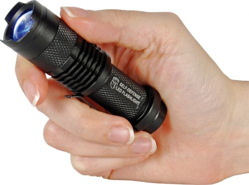 Rechargable Zoomable 500 Lunen LED Flashliht In Hand